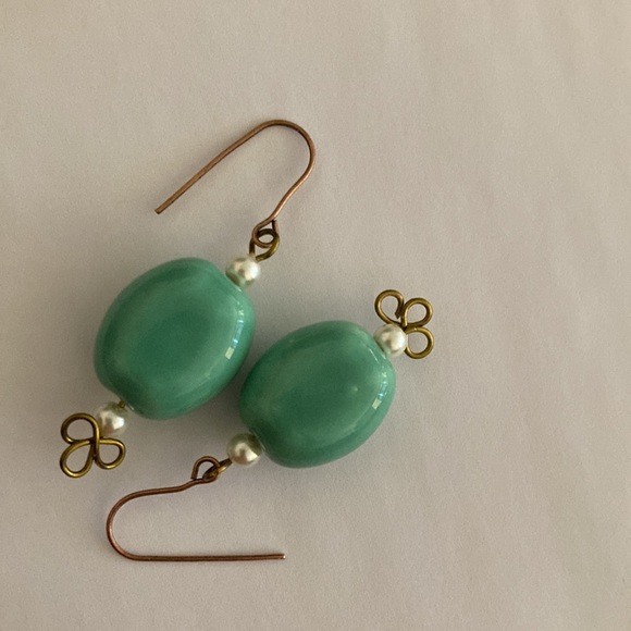 Earrings: Ceramic & faux pearl with antique brass - Picture 13 of 16